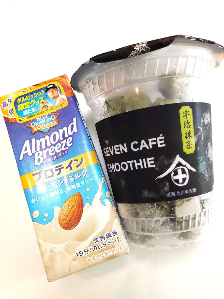 お次はアーモンドミルクを注いで抹茶アーモンドミルクフラペチーノ