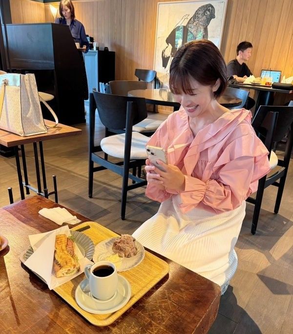 モーニングを楽しむ女性