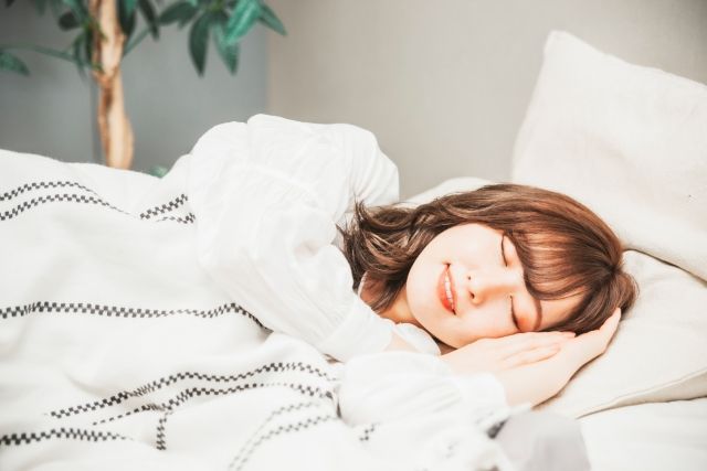 眠る女性
