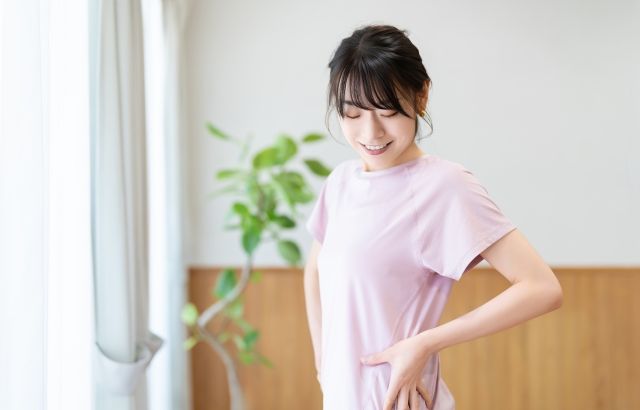 ボディラインチェックをする女性