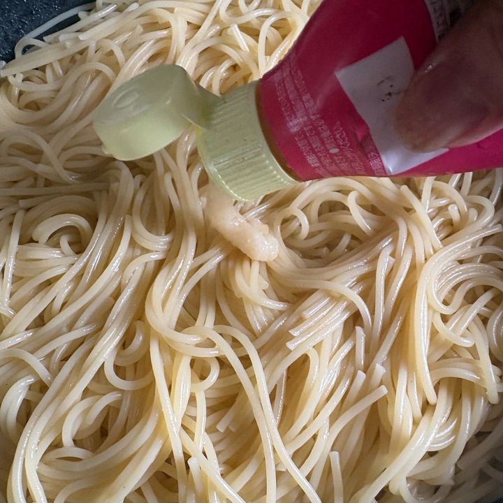 チューブ入りのにんにくを3cmくらい加えてよく混ぜ合わせます。