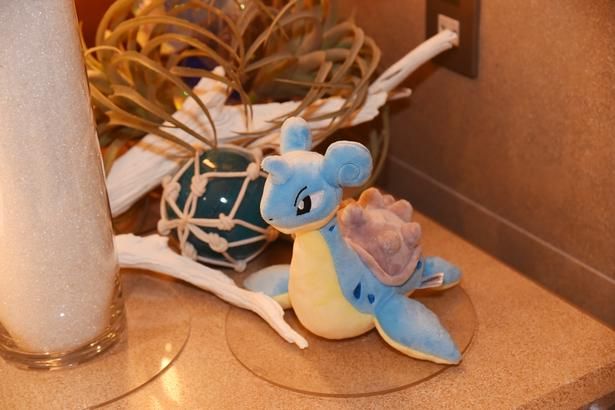 バスルームでラプラスを発見！ 撮影：ソムタム田井 (C)Pokémon. (C)Nintendo/Creatures Inc./GAME FREAK inc. ポケットモンスター・ポケモン・Pokémonは任天堂・クリーチャーズ・ゲームフリークの登録商標です。