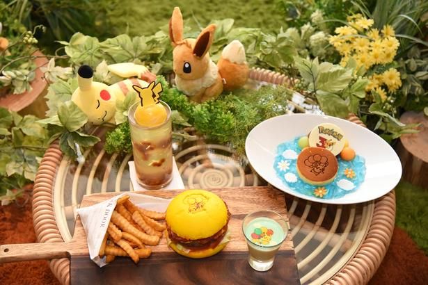 【写真を見る】風船で冒険に出るピカチュウに着想を得たハンバーガーやパンケーキがずらり 撮影：ソムタム田井 (C)Pokémon. (C)Nintendo/Creatures Inc./GAME FREAK inc. ポケットモンスター・ポケモン・Pokémonは任天堂・クリーチャーズ・ゲームフリークの登録商標です。