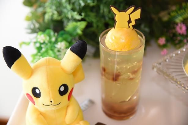 さわやかな味わいのピカチュウのイエローソーダ 撮影：ソムタム田井 (C)Pokémon. (C)Nintendo/Creatures Inc./GAME FREAK inc. ポケットモンスター・ポケモン・Pokémonは任天堂・クリーチャーズ・ゲームフリークの登録商標です。