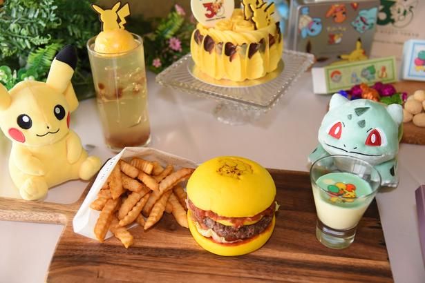 そらとぶピカチュウのグルメバーガーセット 撮影：ソムタム田井 (C)Pokémon. (C)Nintendo/Creatures Inc./GAME FREAK inc. ポケットモンスター・ポケモン・Pokémonは任天堂・クリーチャーズ・ゲームフリークの登録商標です。