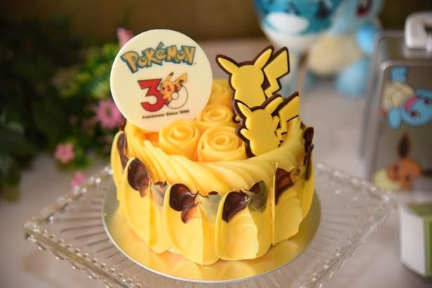 ポケモン30周年 アニバーサリーマンゴーケーキ 撮影：ソムタム田井 (C)Pokémon. (C)Nintendo/Creatures Inc./GAME FREAK inc. ポケットモンスター・ポケモン・Pokémonは任天堂・クリーチャーズ・ゲームフリークの登録商標です。