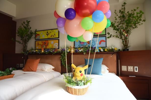 リビングルームには、風船で冒険に出るピカチュウの姿も！ 撮影：ソムタム田井 (C)Pokémon. (C)Nintendo/Creatures Inc./GAME FREAK inc. ポケットモンスター・ポケモン・Pokémonは任天堂・クリーチャーズ・ゲームフリークの登録商標です。