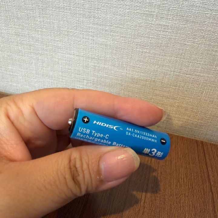電池に穴が開いてる！？ダイソーの『Type-C直挿し充電池』が便利すぎて手放せない
