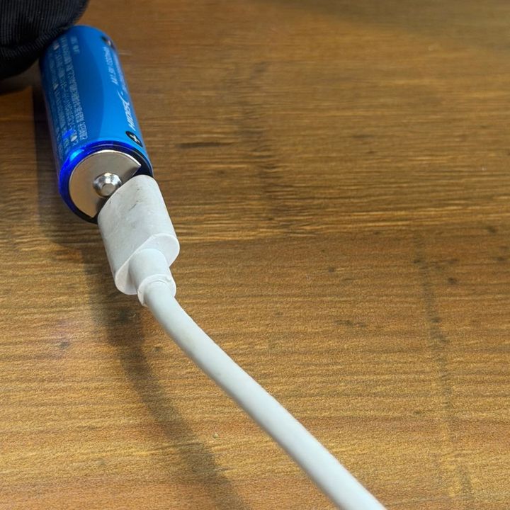 電池に穴が開いてる！？ダイソーの『Type-C直挿し充電池』が便利すぎて手放せない