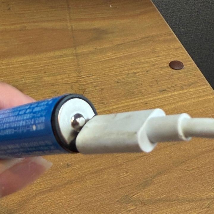 電池に穴が開いてる！？ダイソーの『Type-C直挿し充電池』が便利すぎて手放せない