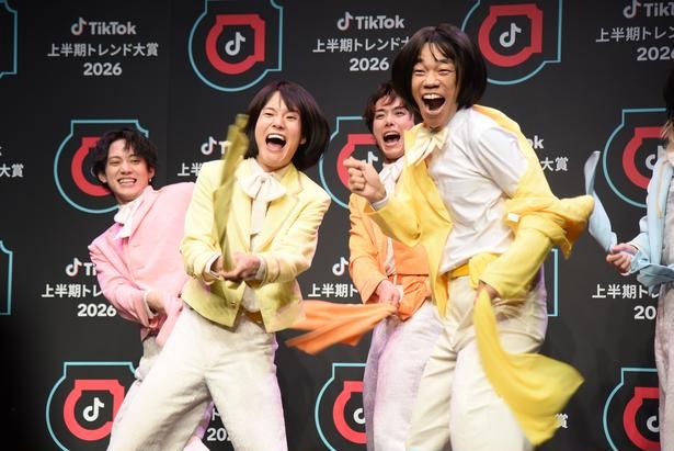 【写真】楽曲に合わせて、激しいダンスバトルを繰り広げるおヨネさんと多田健二さん(老ヨネ) 撮影：ソムタム田井