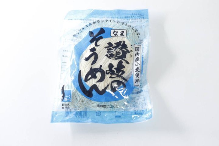 「讃岐そうめん（なま）」と書かれた青いパッケージの全体像