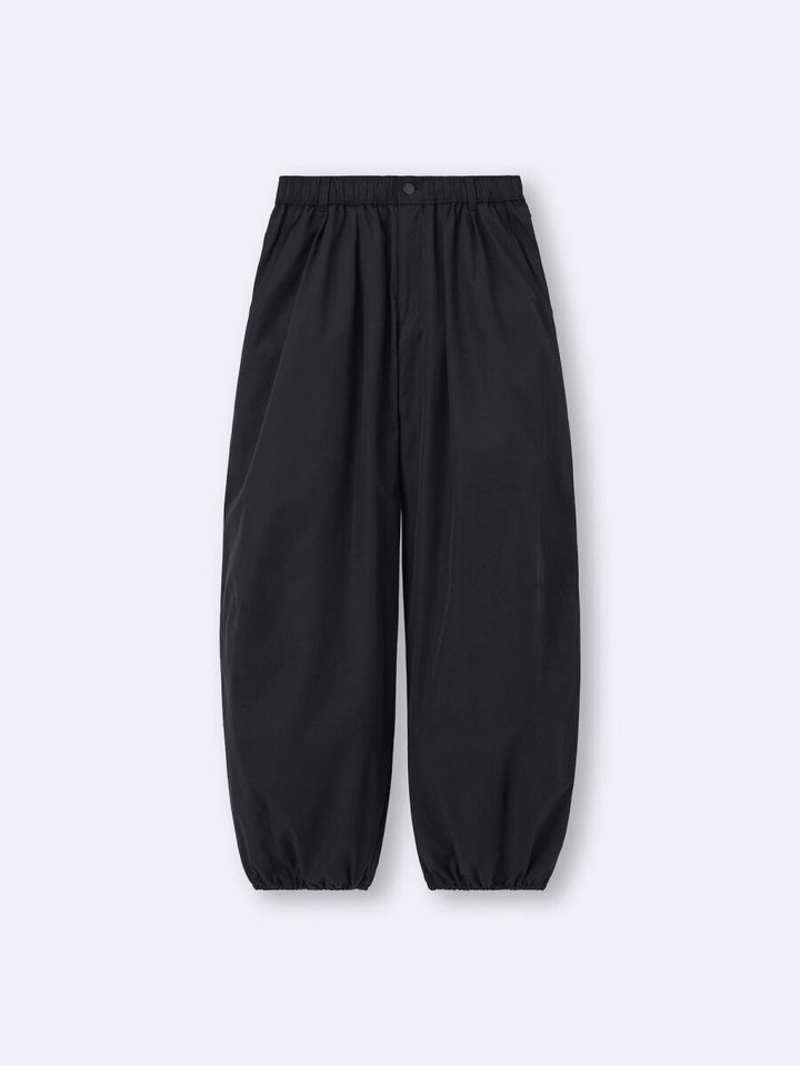 黒いバルーンパンツ。ウエストゴムとボタン、膝ダーツと裾絞り。