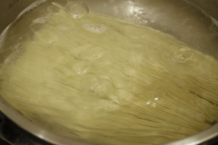 鍋の中で沸騰したお湯で棒ラーメンの麺が茹でられている様子