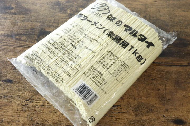 「味のマルタイ 棒ラーメン（業務用1kg）」のパッケージを斜め上から撮影
