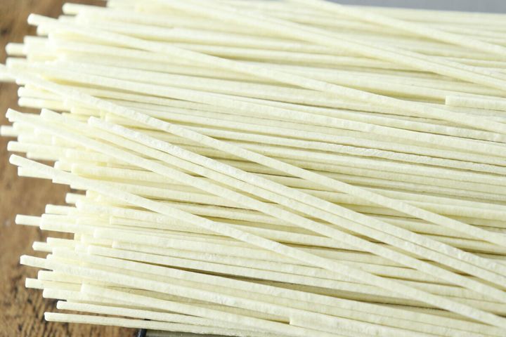 パッケージから取り出した棒ラーメンの麺が束になっている様子をアップで撮影