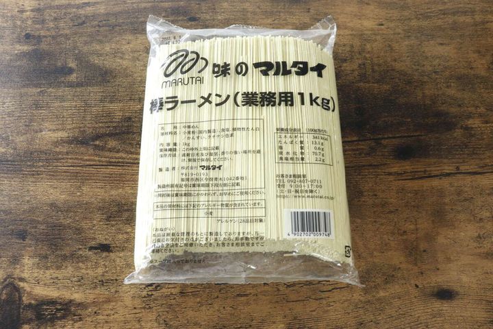 「味のマルタイ 棒ラーメン（業務用1kg）」のパッケージ全体を上から撮影