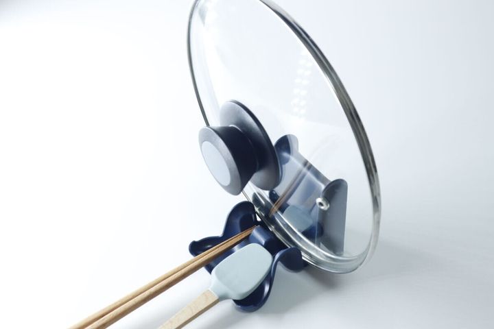 フタ置き調理ツールトレーに鍋蓋と菜箸ミニヘラを置いた状態