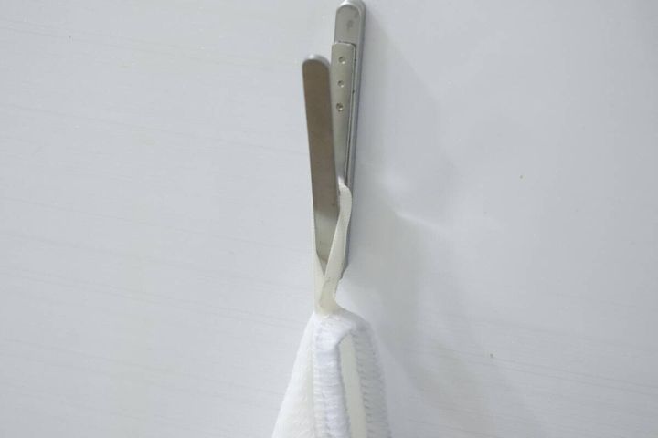壁のフックにループ紐付きふきんを掛けている