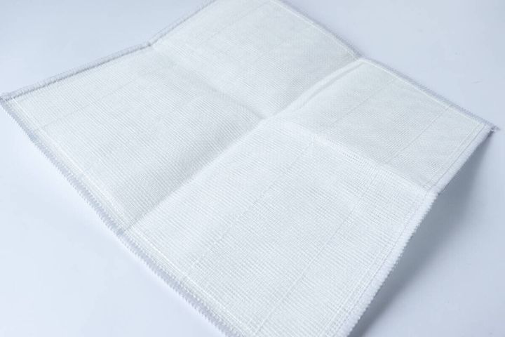 広げた状態の白いかやおりふきん