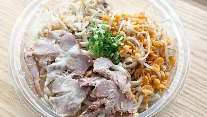 がっつりジャンクで満足度高すぎ！【ローソン】名店監修の冷やし麺が登場