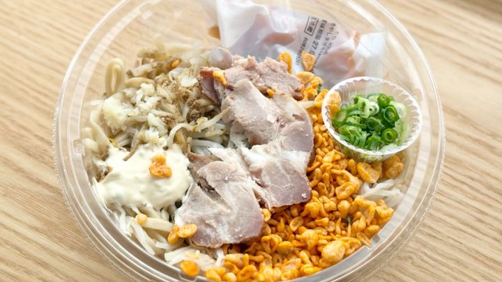 がっつりジャンクで満足度高すぎ！【ローソン】名店監修の冷やし麺が登場