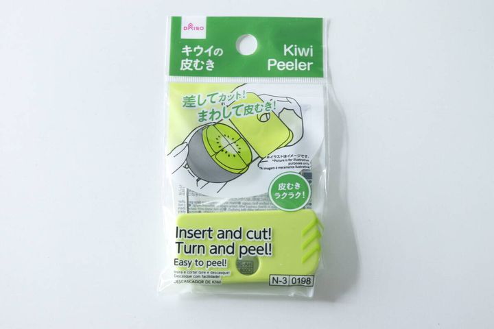 ダイソーの「キウイの皮むき」と書かれたパッケージ表面