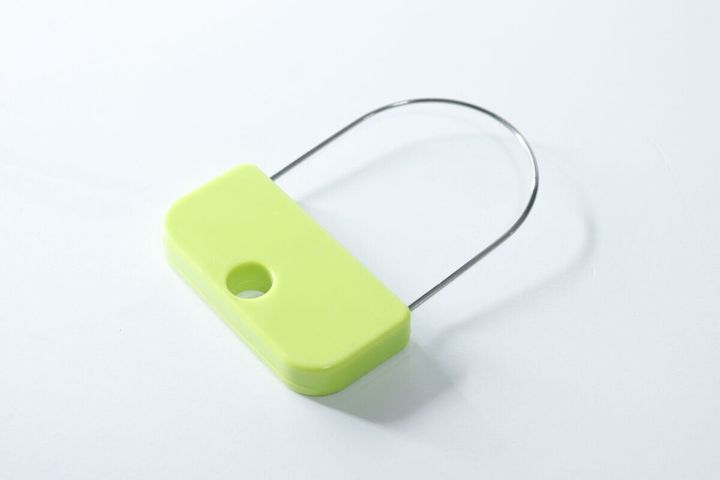 白い背景に緑色のキウイ皮むき器がクローズアップされている