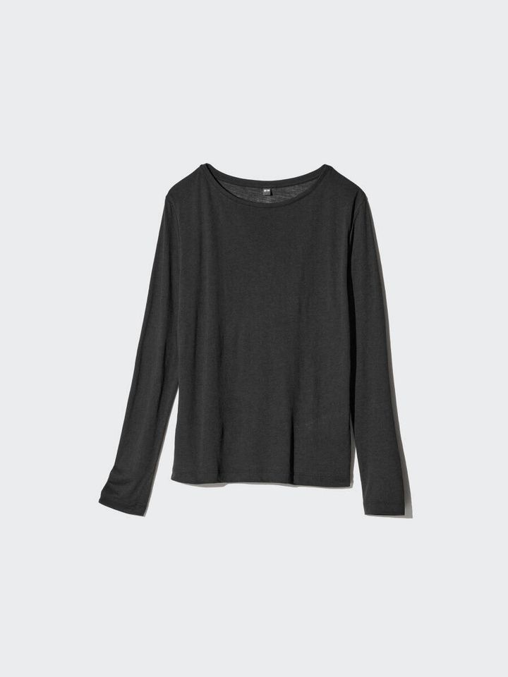 黒いシアーTシャツを平置き