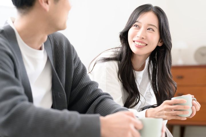 話し合う夫婦