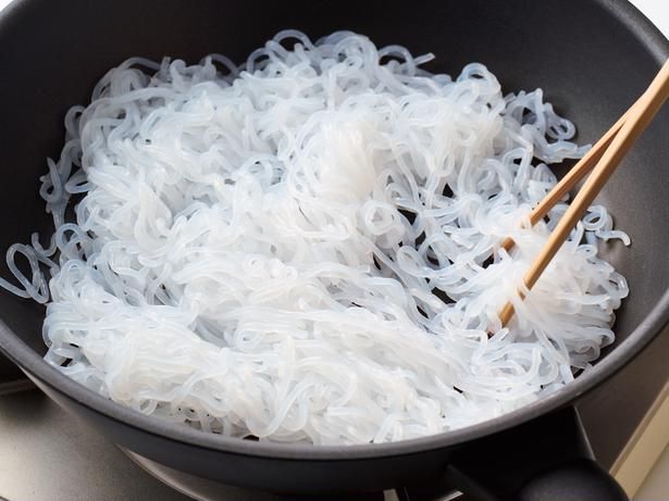 低カロリーで食物繊維もとれるしらたき。からいりすると、独特のにおいも気になりません。 レシピ監修／にーよん 調理／新谷友里江 撮影／難波雄史
