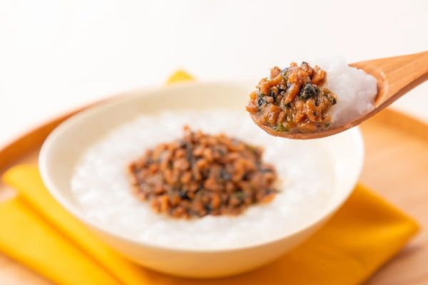 クックデリが、「粥プラス 肉みそ」の発表＆試食会を実施！高齢者施設向け商品