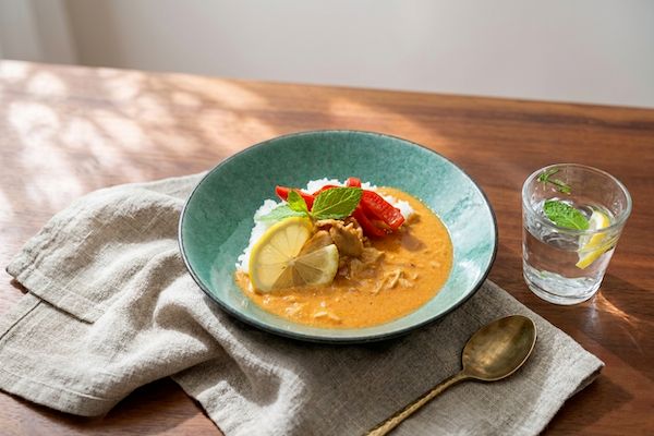 【東京都中央区】“おいしくセルフケア”。ASTERISCOがアーモンドミルクを使った月替わりカレーを提供