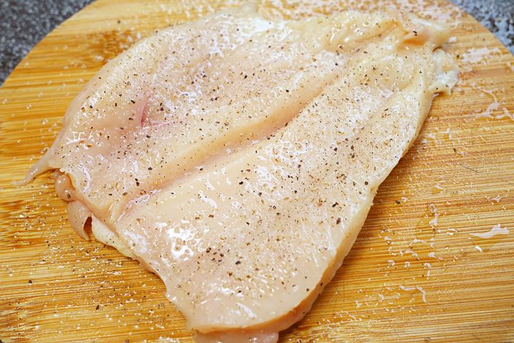 切り目を入れて、肉を開いてから焼くのがポイントです