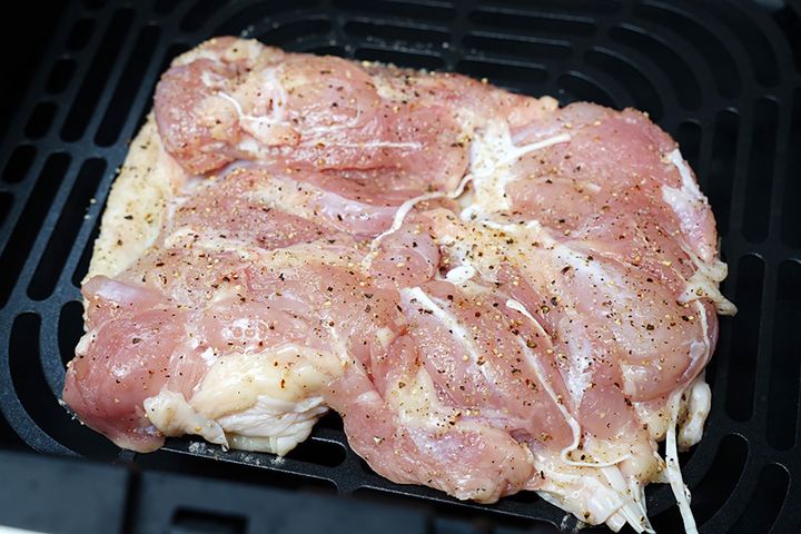皮側を下にして焼き始めるほうがおいしく仕上がります