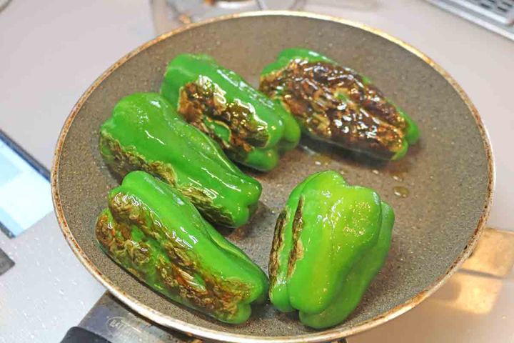 丸ごとピーマン焼き６