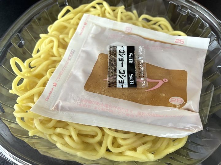 タレの主張強め！腹ペコ状態にはたまらない！【ファミマ】【極旨！冷し麺】さっぽろ純連監修 冷し味噌まぜそば