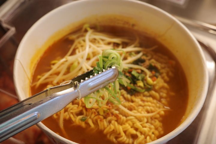 もやしは調理前、ネギやキクラゲは仕上げにのせるのがポイント！