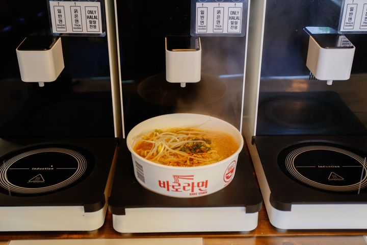 作り方は紙容器に材料を入れてボタンを押すだけ。2階にもマシンがあるので席で待たずに作れる