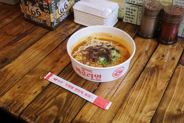 韓国では、お酒を楽しんだ後に熱々のラーメンを食べて締めるのが定番