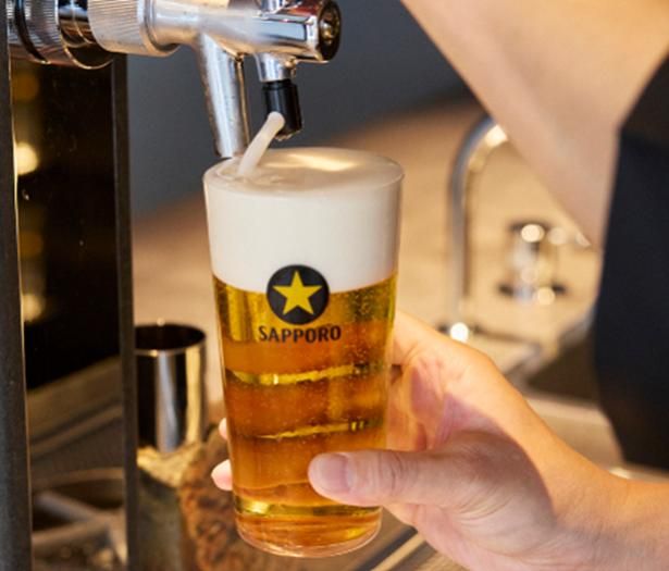 「サッポロ生ビール黒ラベル THE BAR OSAKA」では注ぎ方の異なる3種の黒ラベルを味わえる。写真は「ザ・パーフェクト黒ラベル」650円 提供画像