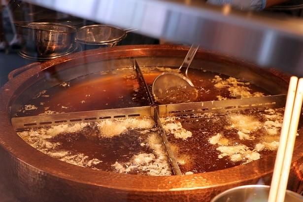 来店者から見えるところに大きな天ぷら鍋があり、目の前で“揚げたて”が提供される