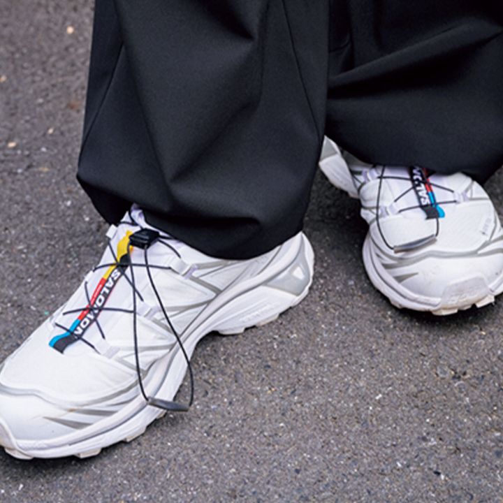 SALOMONの白スニーカー