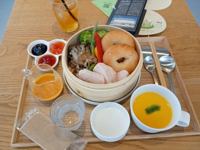 ベーグルと蒸し鶏を合わせた
