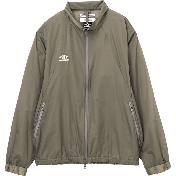 【F/CE. × UMBRO】アール・ヌーヴォー建築から着想を得たトラックジャケット。軽量で通気性が高く、速乾性にも優れる。¥49,500（エフシーイー® × アンブロ／エフシーイーフラッグシップストア）