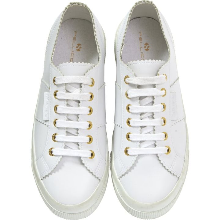 【PELLICO × SUPERGA】スペルガの定番モデル「2750」に ペリーコらしい洗練さを備えたスニーカー。アッパーには撥水素材を採用し、雨の日も頼れる。¥25,300（ペリーコ × スペルガ／アマン）