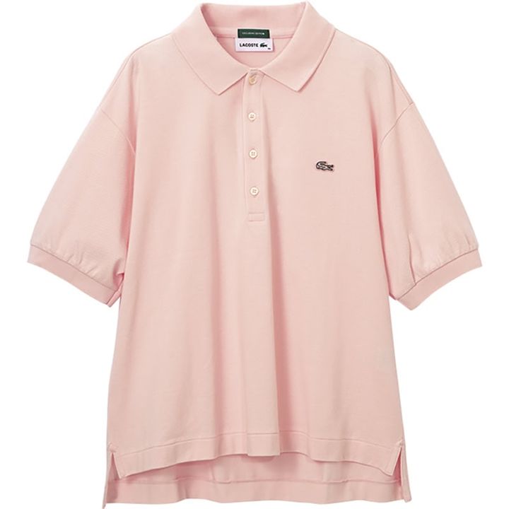 【SHIPS × LACOSTE】肌当たりが心地いいラコステのポロシャツは、旬のピンクで登場。アイコンの白いワニロゴも可愛い♡ ¥20,900（ラコステ × シップス／シップス インフォメーションセンター）