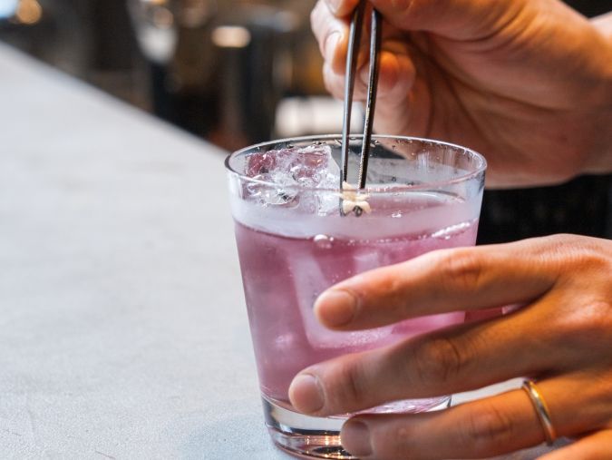 MORETHAN CAFE RESTAURANT LOUNGE ジャスミンと桃の乾杯酒ペリーニ