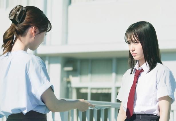 彰の夢でもあった高校教師となった百合(福原遥) [c]2026「あの星が降る丘で、君とまた出会いたい。」製作委員会