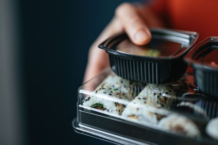 持ち帰ってすぐ食べないのは要注意！？テイクアウトやデリバリーで絶対に守りたい3つの鉄則【食中毒対策】 